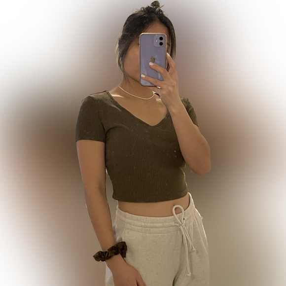 Olive green V-Neck Ribbed Knit crop top t-shirt in Size S or US 4 - Picture 3 of 3